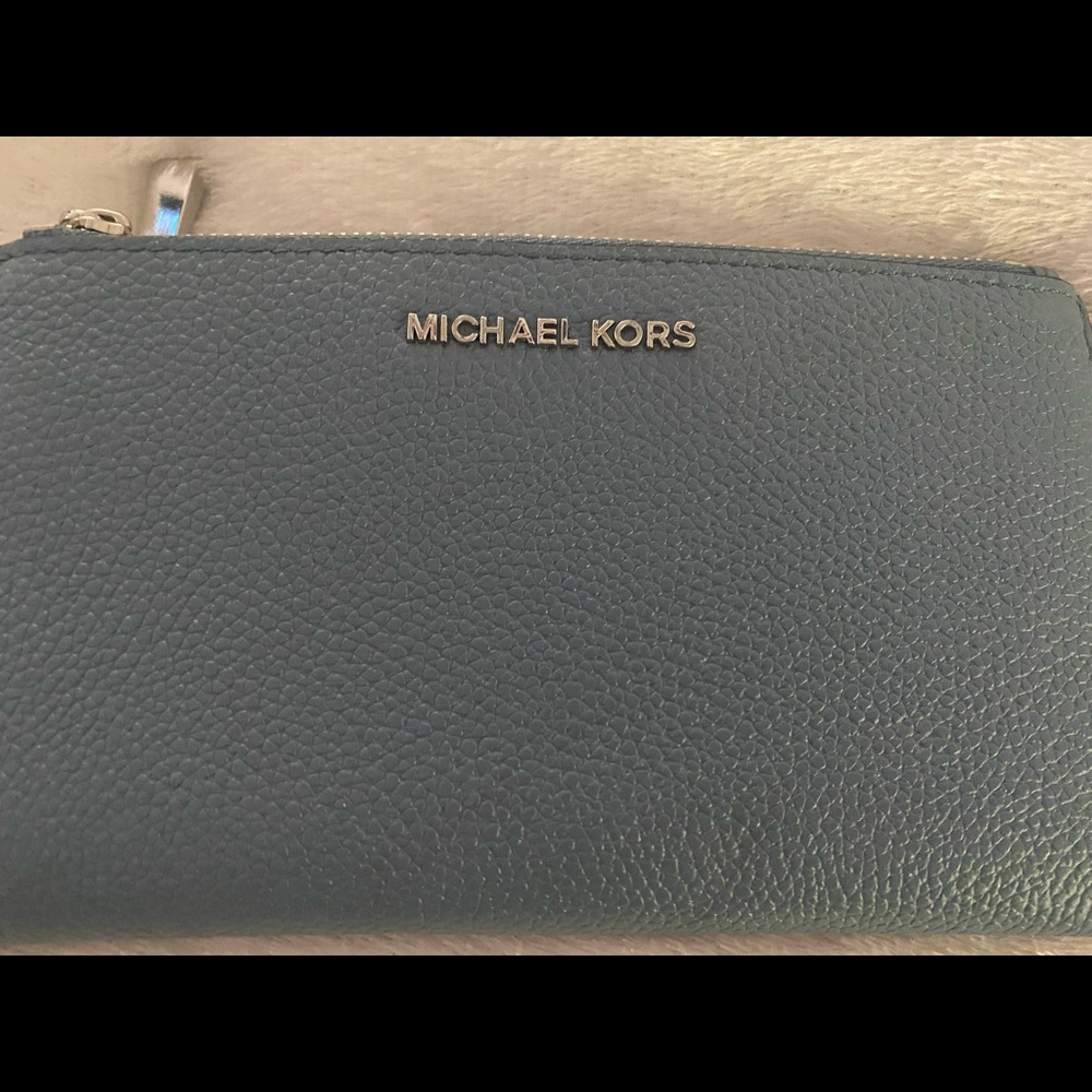 Michael Kora Double Zip Wristlet Brand New! - Picture 3 of 6